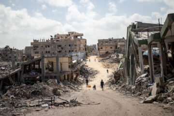 Casas, escuelas e instalaciones de salud destruidas en Khan Younis, en la franja de Gaza. Niños y niñas en Gaza.