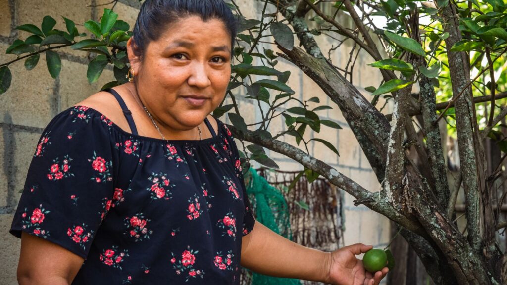 Doña toñita mirando a camara