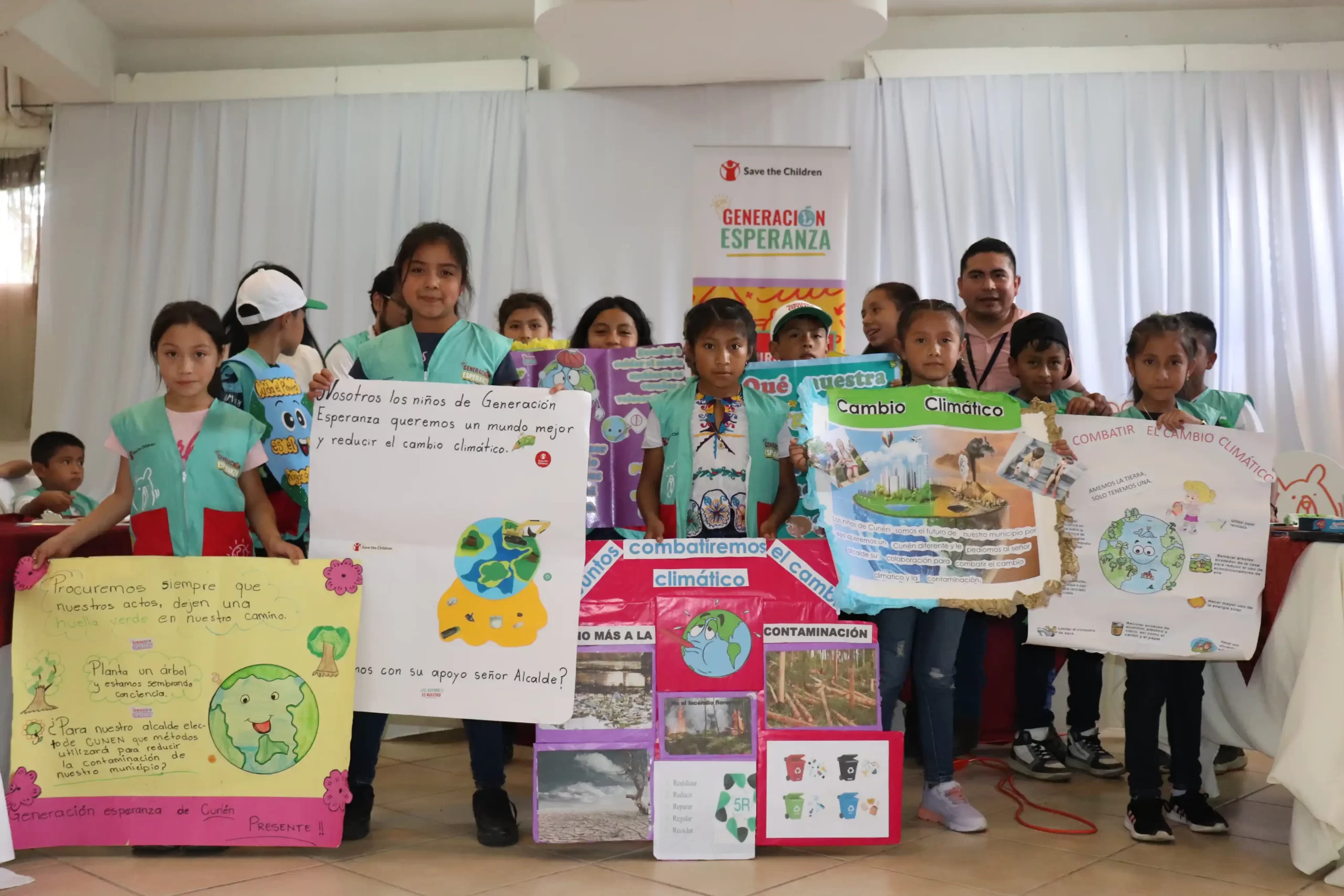 Un grupo de niñas y niños mayas hicieron posters sobre cambio climático