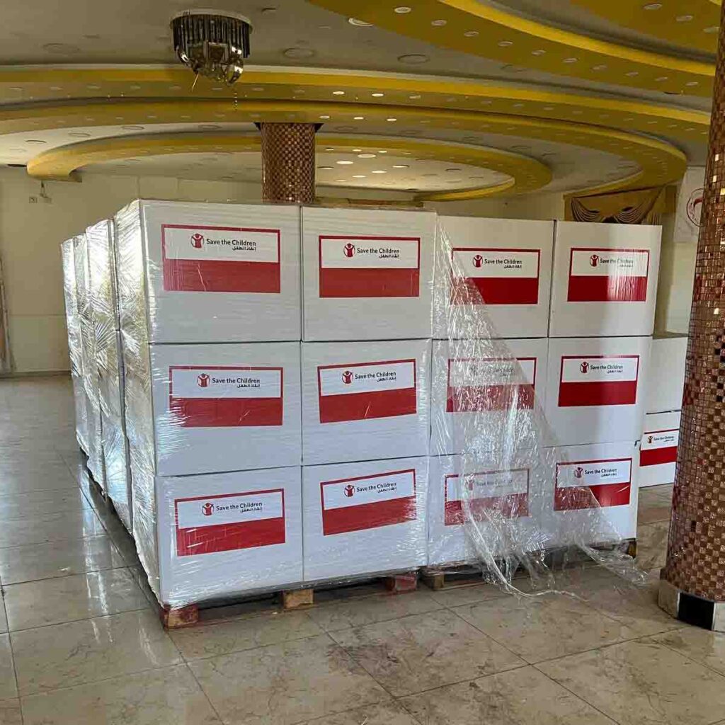 CAJAS CON ARTÍCULOS DE PRIMERA NECESIDAD