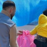 COLEGA ENTREGA AYUDA HUMANITARIA EN GAZA