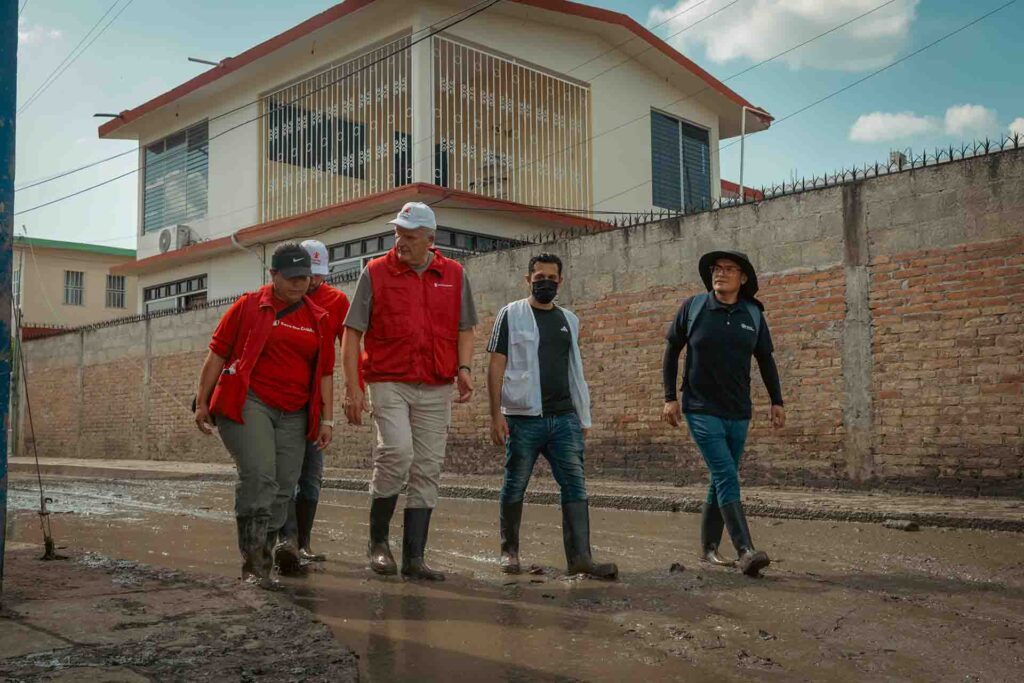 Equipo de Save the Children recorre una comunidad afectada por las inundaciones en Veracruz para evaluar necesidades.