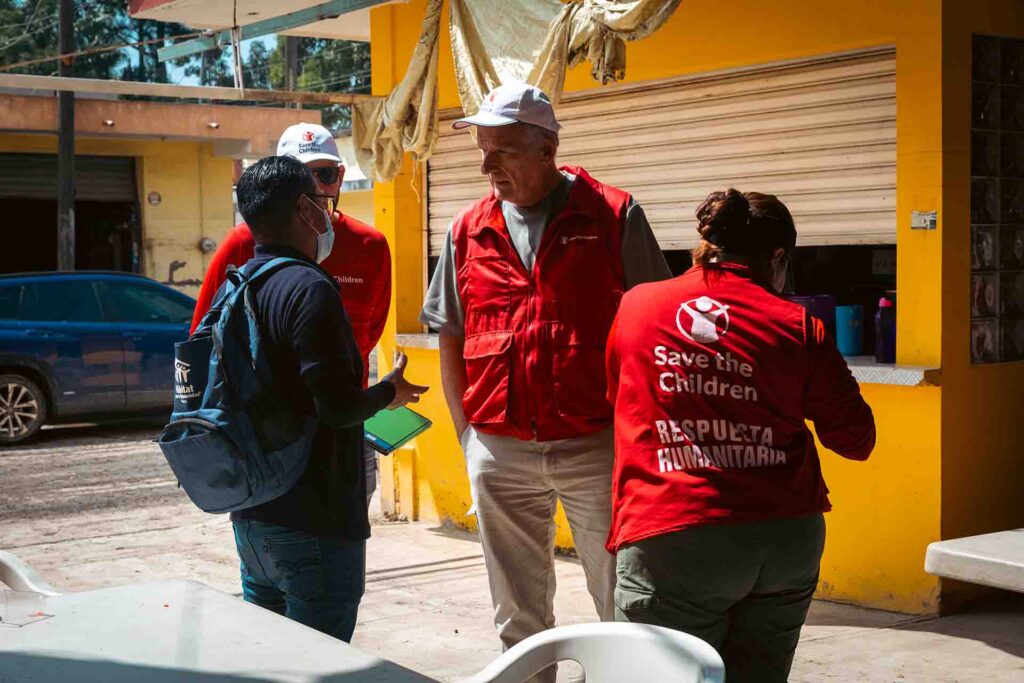 Equipo de Save the Children escuchando a familias afectadas por las inundaciones en Veracruz.
