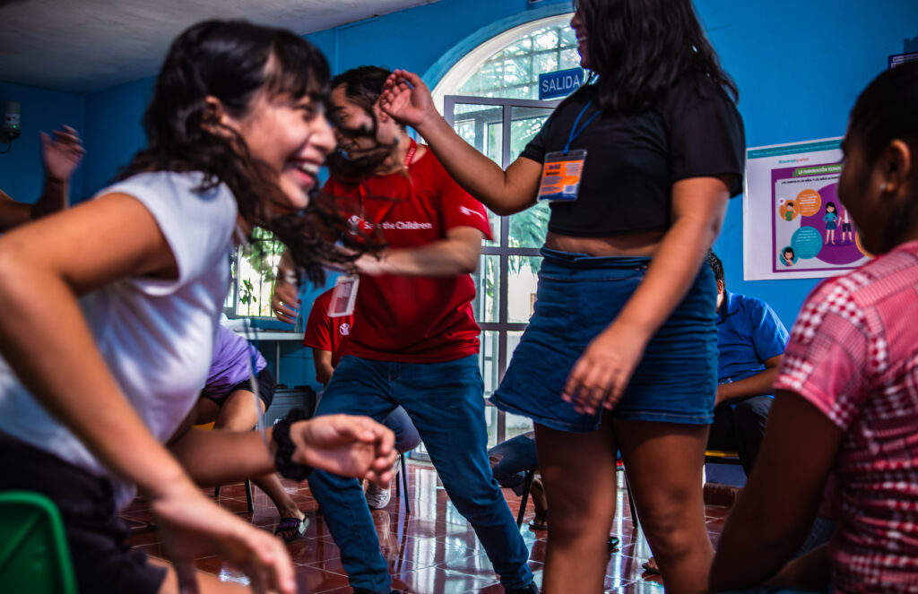 Grupo de niñas jugando como parte de un proyecto de participación