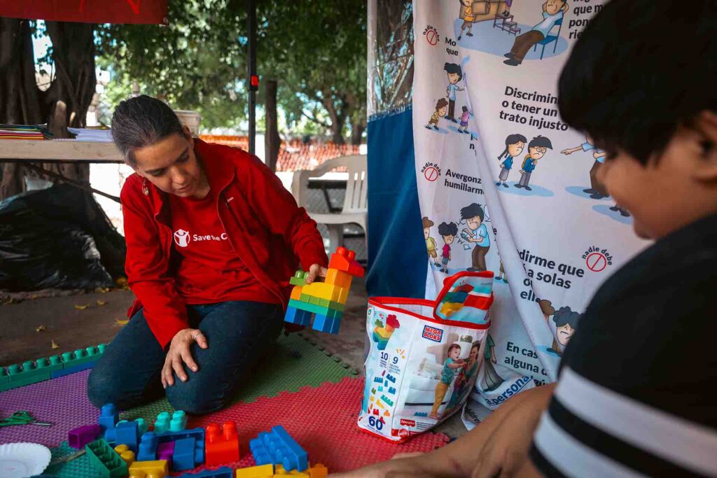 Niño jugando en un Espacio Amigable de Save the Children.