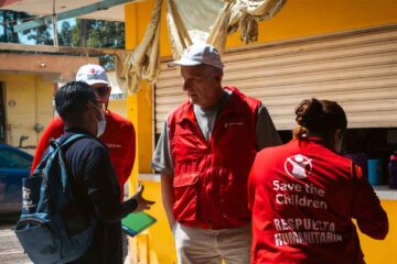 Equipo de Save the Children escuchando a familias afectadas por las inundaciones en Veracruz.