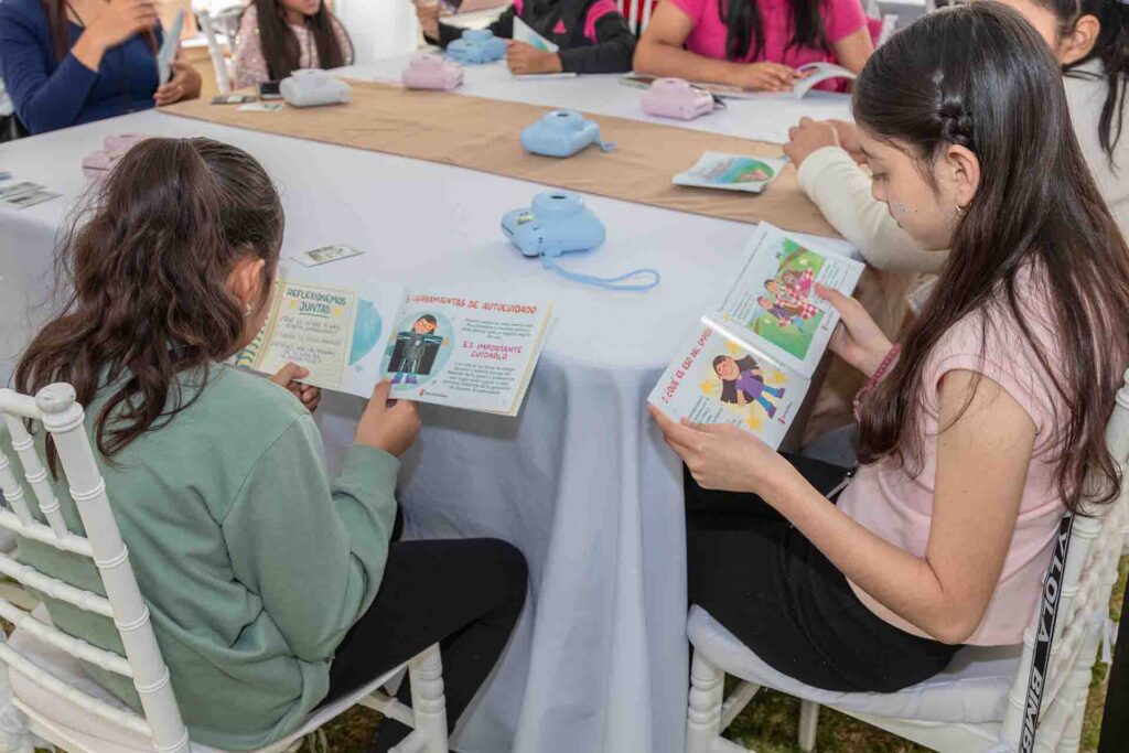 Niñas participando en el taller de fotografía 