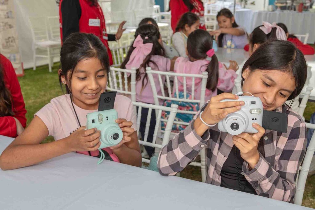 Niñas mostrando sus fotografías 