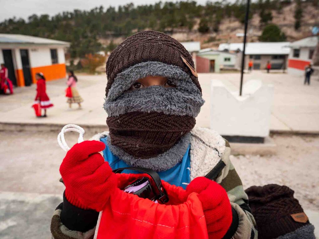 Nino con kit invernal Save the Children Mexico