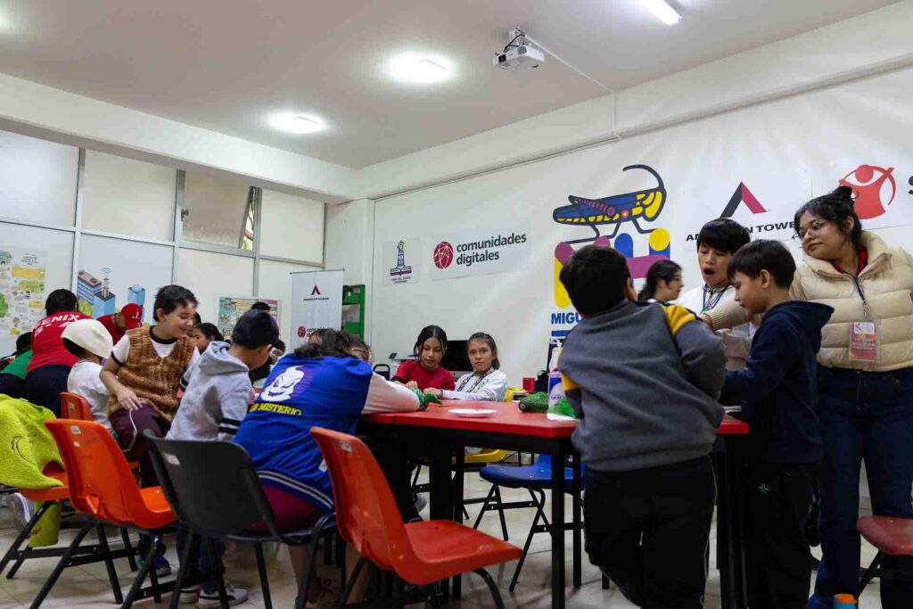 Ninas y ninos en un taller de Save the Children Mexico