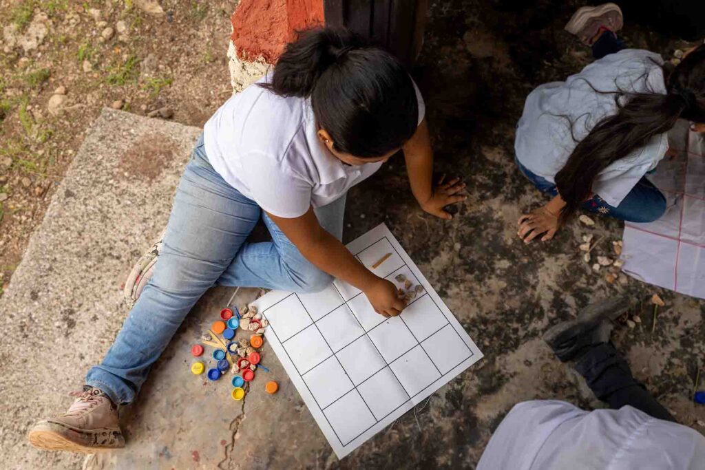 Nina aprendiendo matematicas mayas