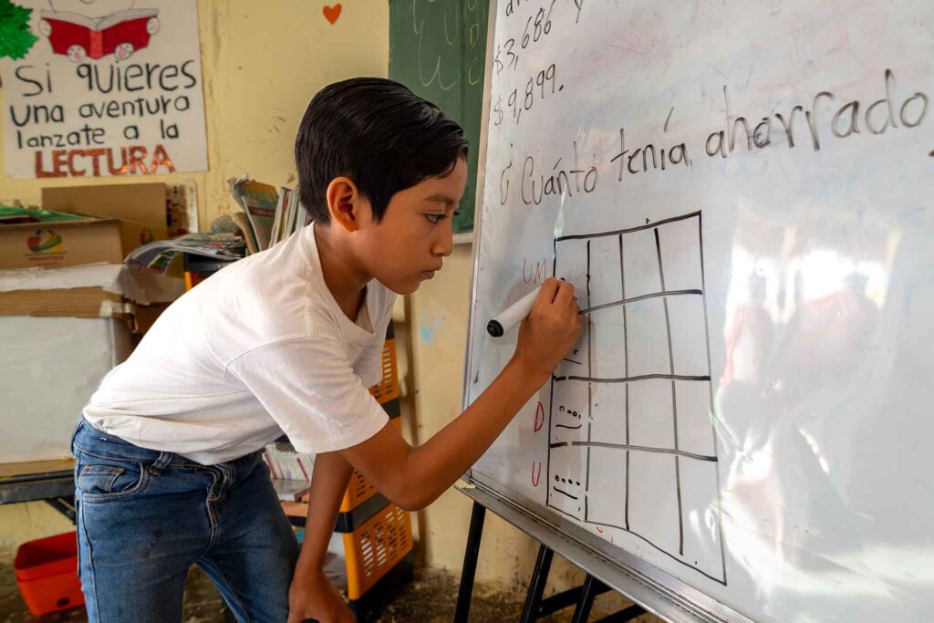 Nino escribiendo en pizarron