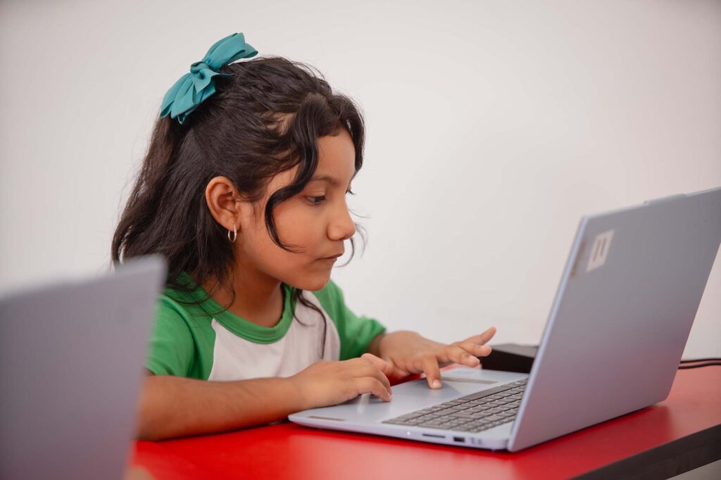 Nina utilizando una computadora.