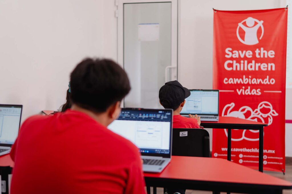 Niño escribiendo en computadora.