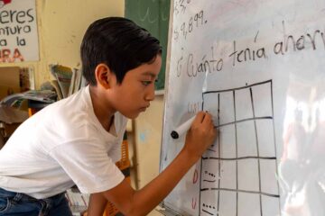Nino escribiendo en pizarron