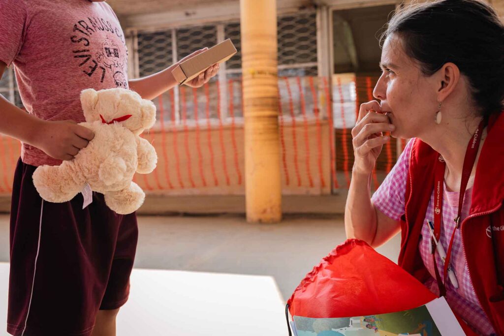 Mujer con silbato y nina con peluche 