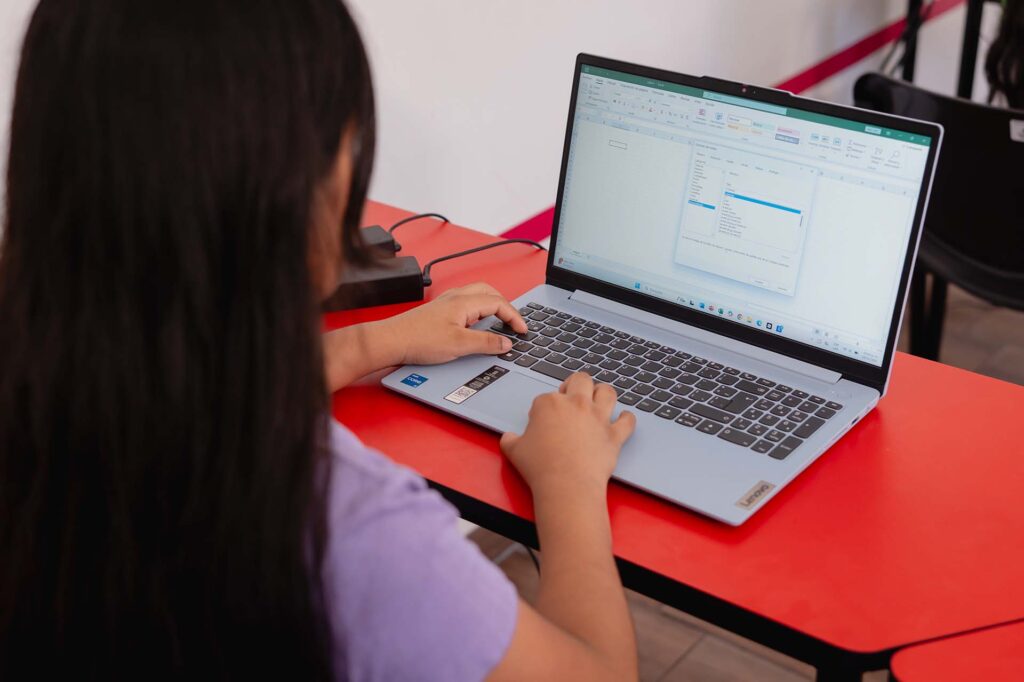 Nina en un taller de Save the Children.