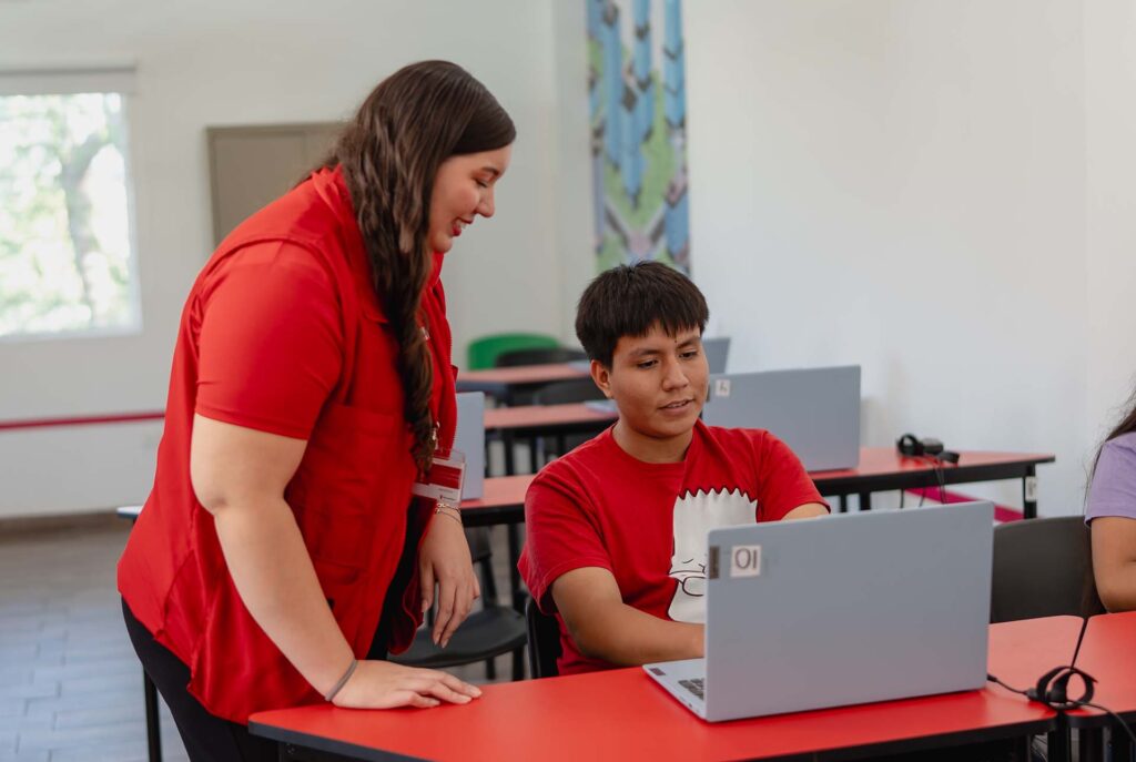 Nino en un taller de Save the Children.