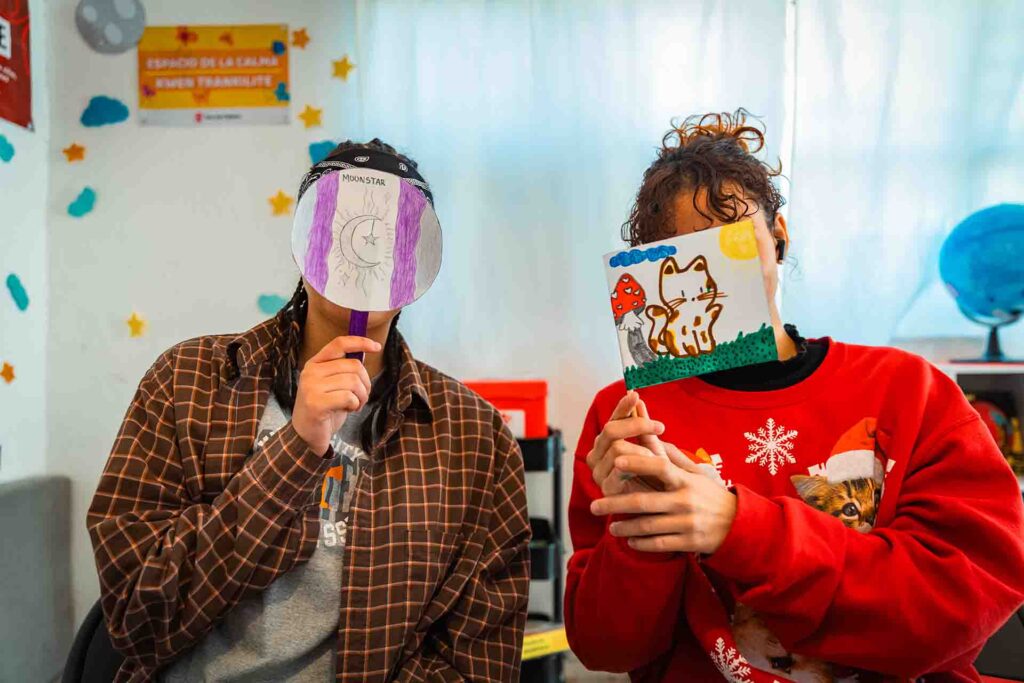 Dos personas con dibujo de un gato y la luna.