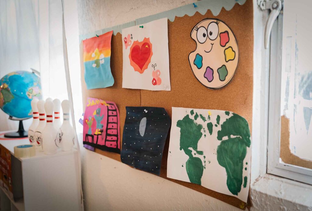 Pizarra con seis dibujos diferentes.