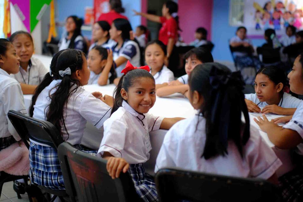 Grupo de ninas en Foro Ninas Imparables en Chemax.