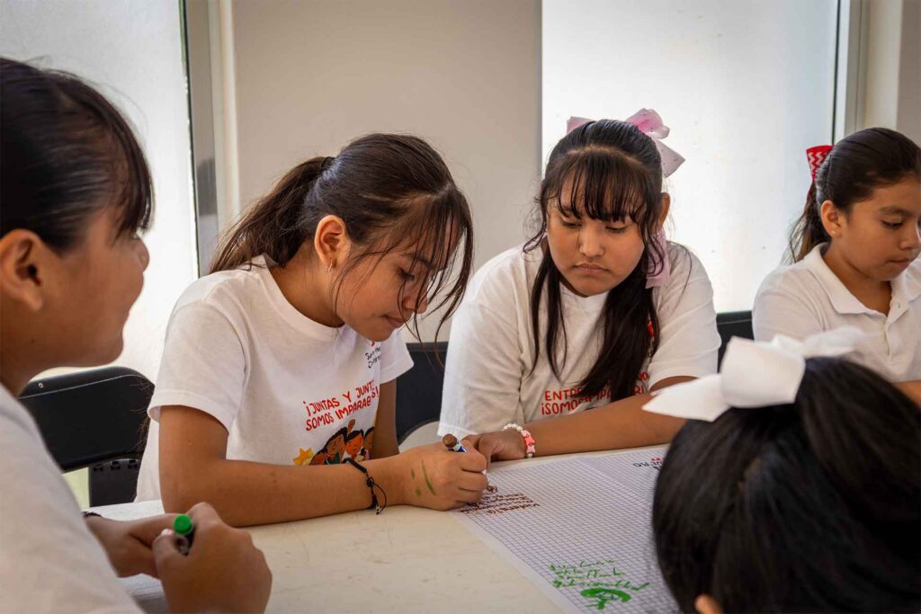 Ninas dibujando un cartel