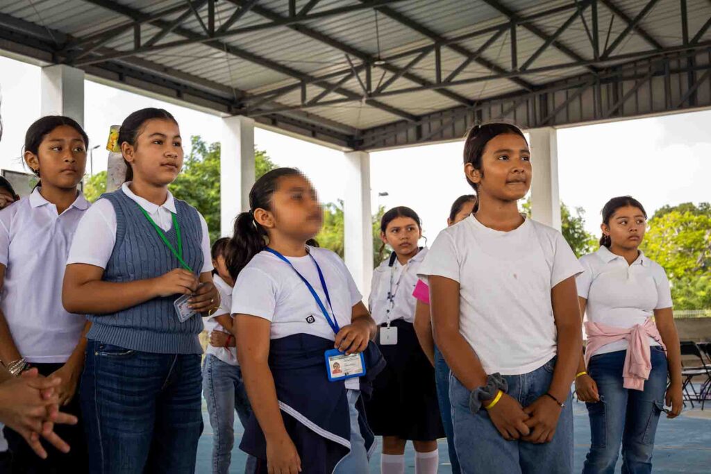 Ninas en grupo de pie.