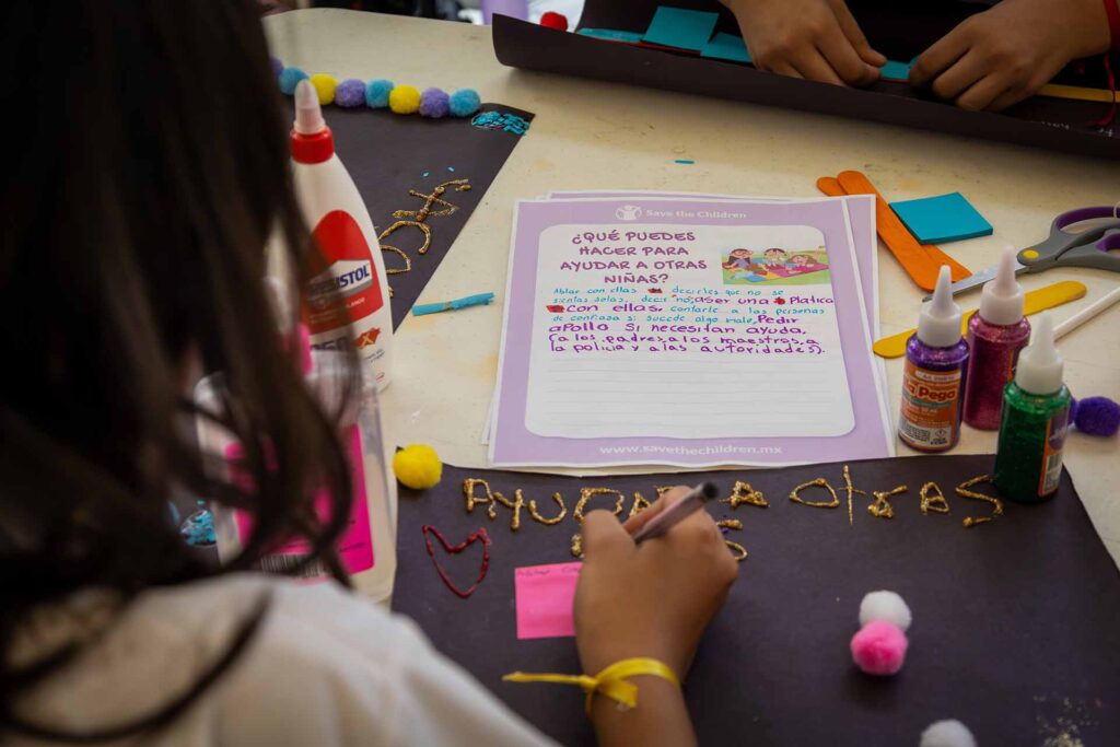Cartel con reflexión para ayudarse entre niñas.