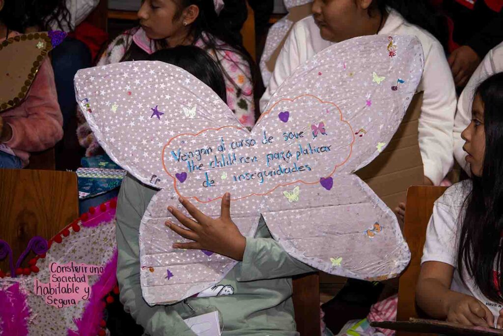 Cartel en forma de mariposa con texto.