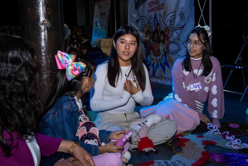 Grupo de cuatro ninas platicando.