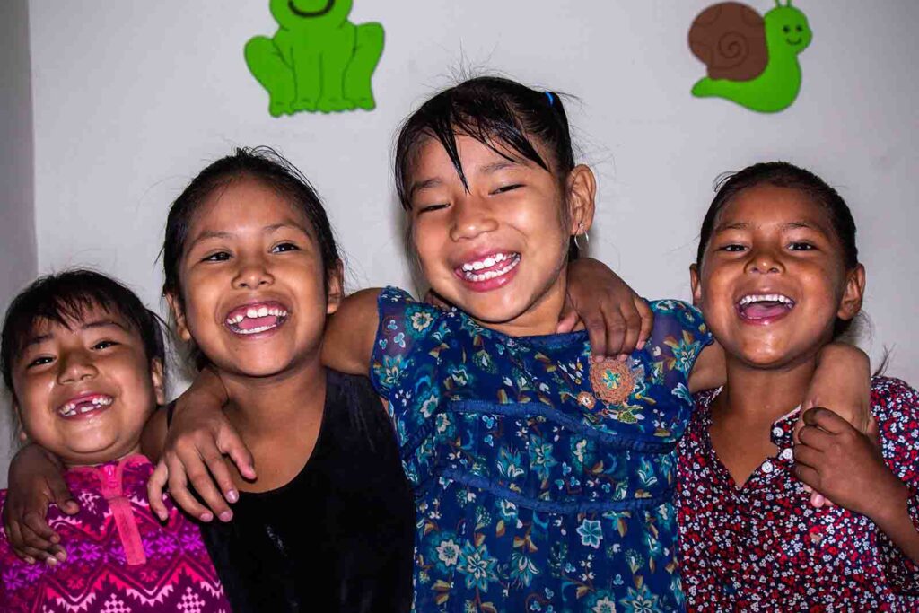 Retrato de grupo de niñas sonriendo.