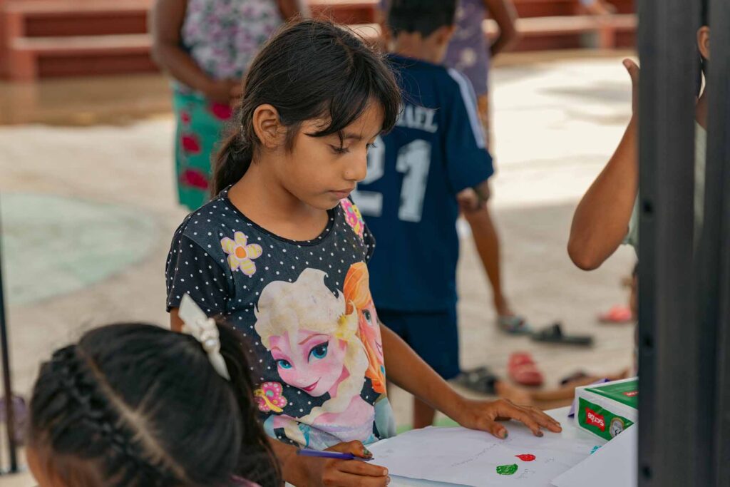 Retrato de niña pensativa.
