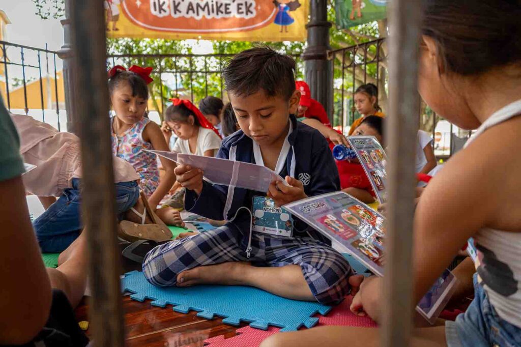 Retrato de niño leyendo.