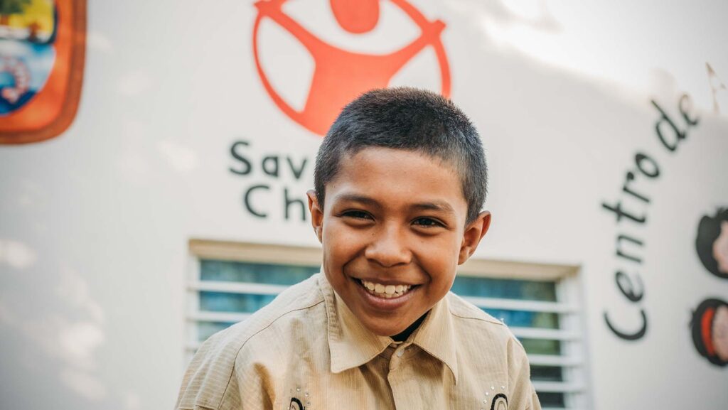 Niño en un CFS sonriendo.
