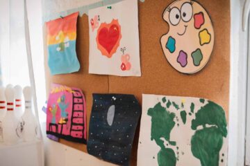 Pizarra con seis dibujos diferentes.