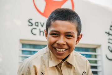 Niño en un CFS sonriendo.