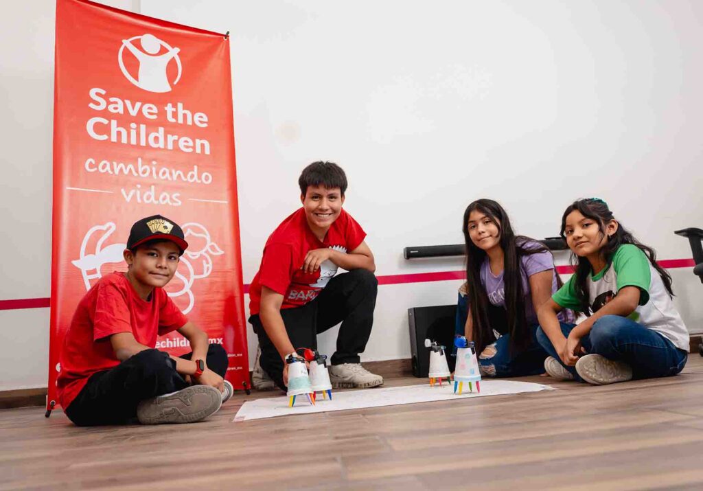 Grupo de ninas y ninos sonriendo a la camara