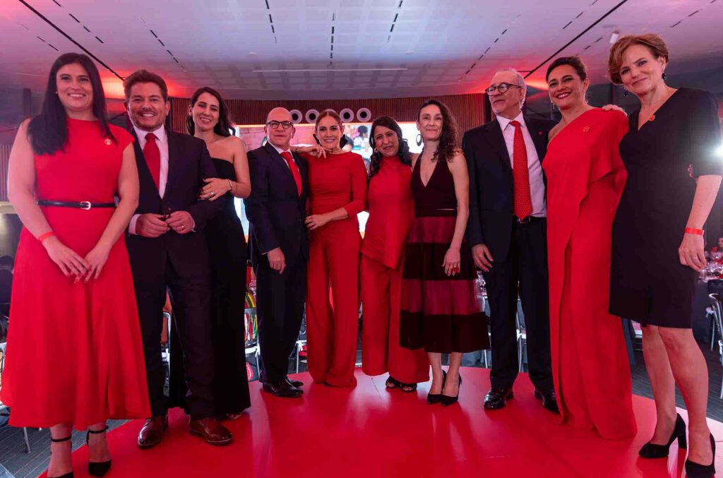 EMBAJADORES CENA EN ROJO