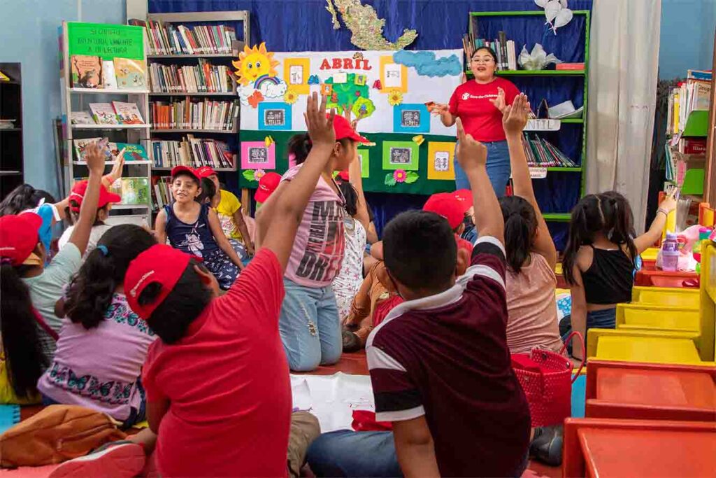 Niñas y niños participando en actividades de un Club Comunitario