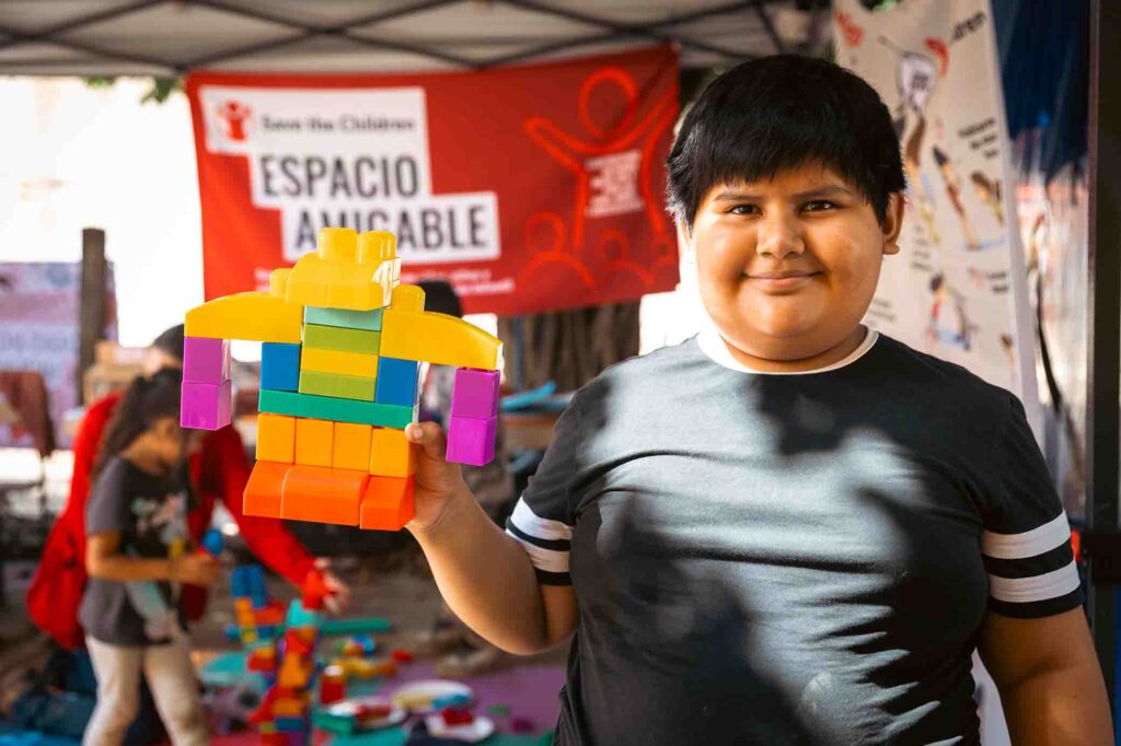 Nino con escultura de bloques