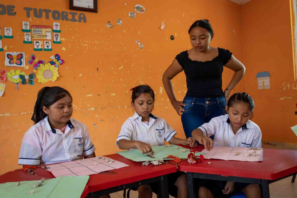 Alumnas explicando a profesora cómo utilizaron matemáticas mayas