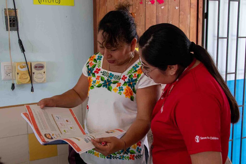 Profesora revisando el material educativo compartido por promotora de SCMX.