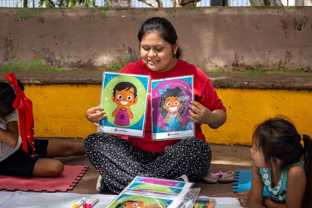 Actividad sobre salud bucal en un curso de verano de Save the Children.